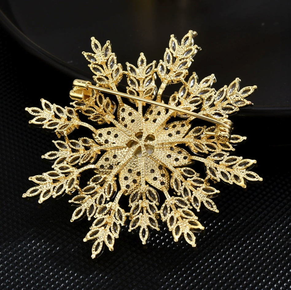 Snowflake pearl brooch pin – gold, front view