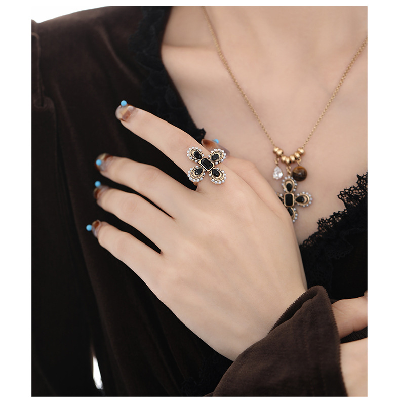 Vintage Cross Flower Ring – Black Glass & Pearl Baroque Ring
