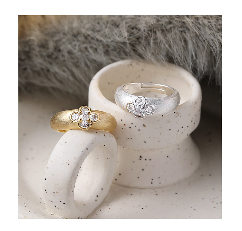 Chunky Quatrefoil Zircon Ring – Matte Floral Statement Ring in Gold & Silver
