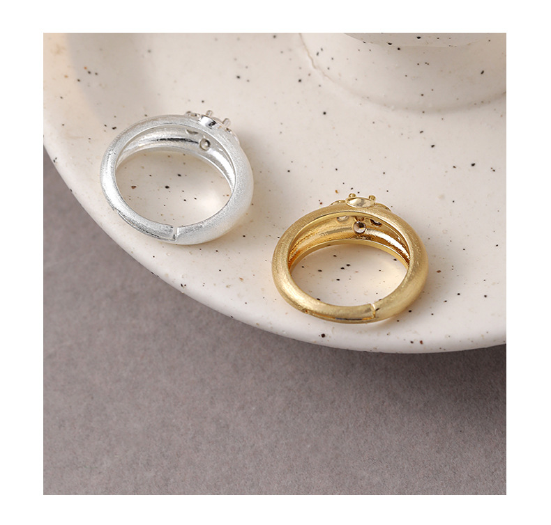 Chunky Quatrefoil Zircon Ring – Matte Floral Statement Ring in Gold & Silver