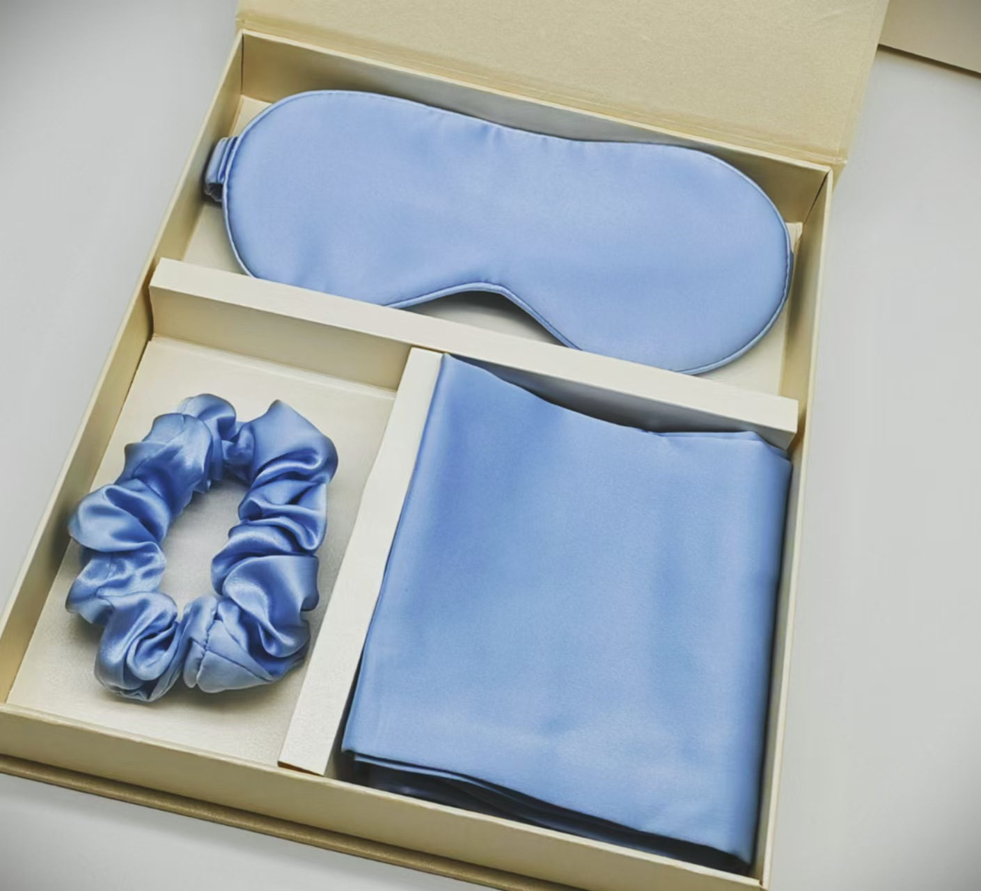 Light Blue 19 momme mulberry silk gift set in presentation box